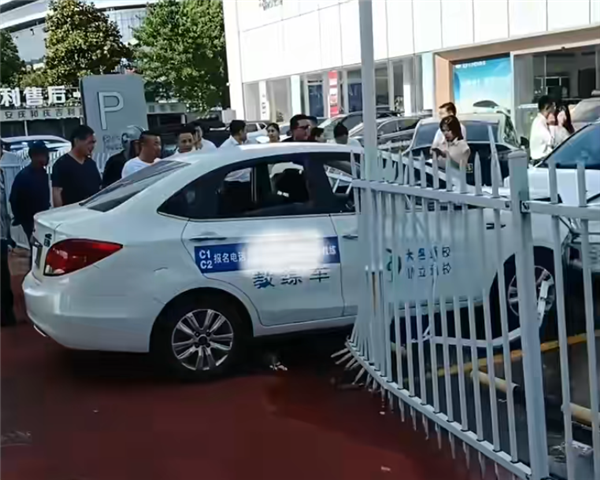 Driving school vehicle crashes into Geely dealership after accelerator error