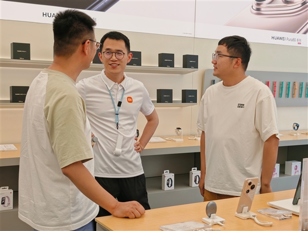 Xiaomi Wang Teng visits Huawei store to explore Pura 80, triggers online conversation