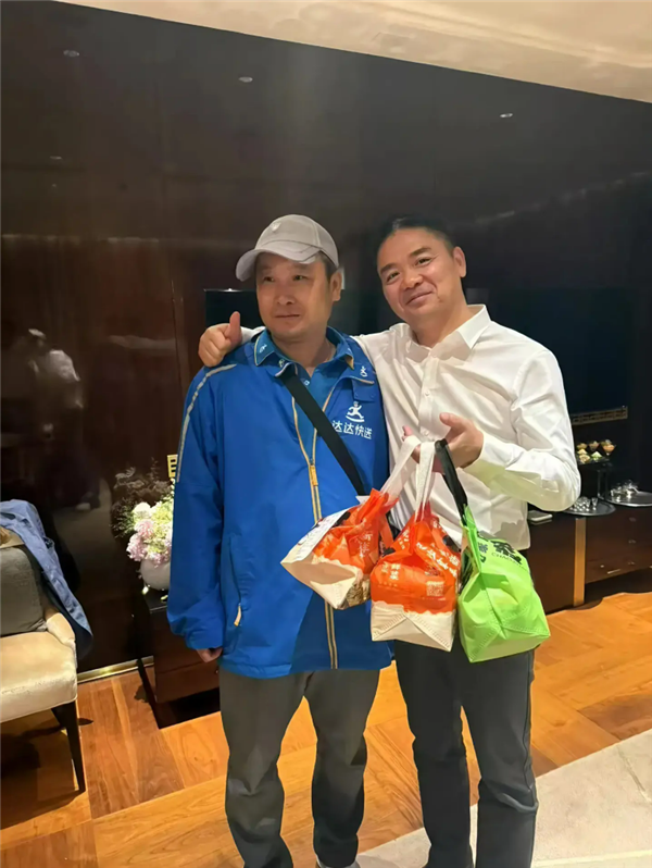 Liu Qiangdong Inspects Work, Stays at Hotel, Orders Takeout, Tips Delivery Driver 1000 Yuan and Takes a Photo