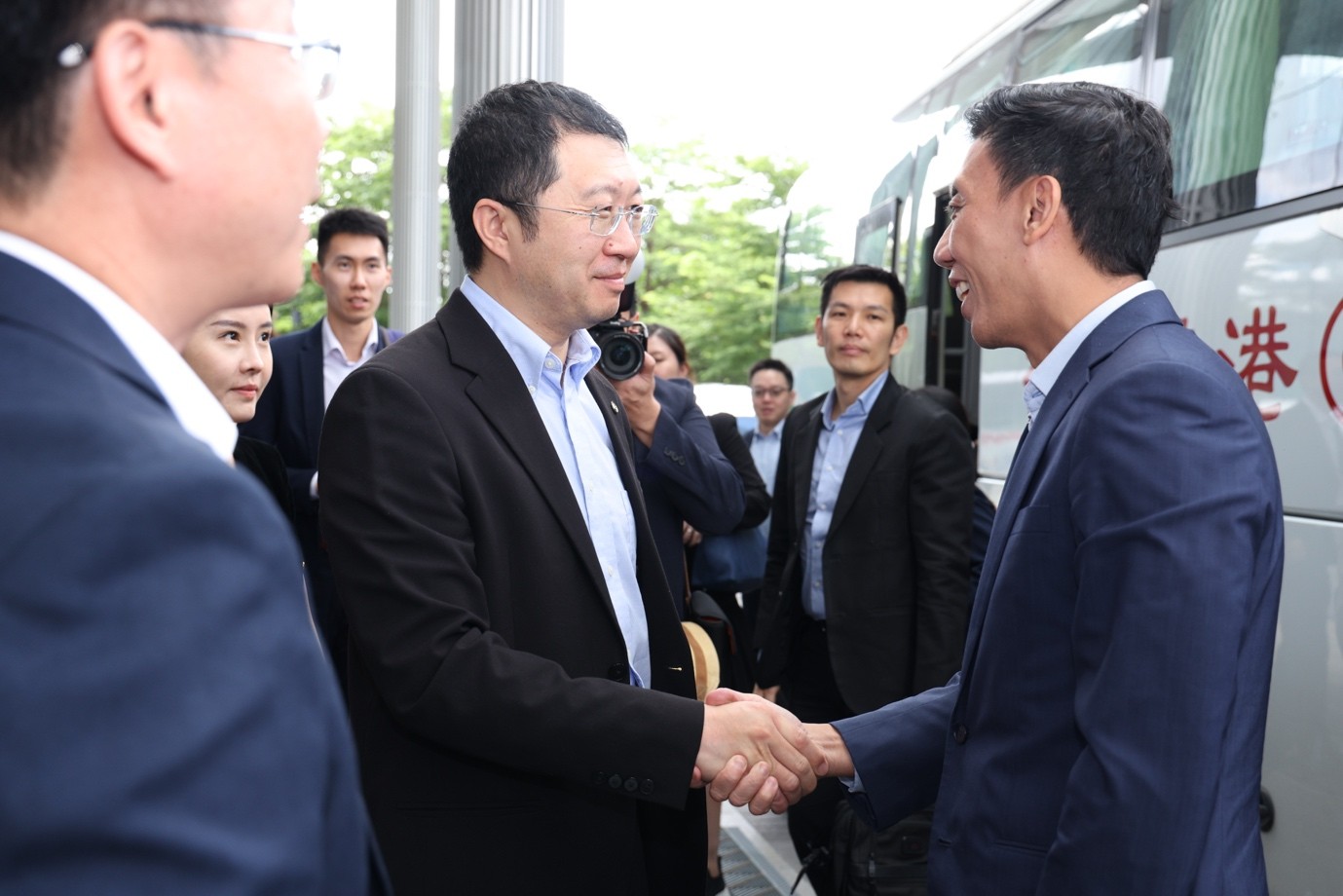 Tony Han, Founder and CEO of WeRide, receiving Acting Minister Siow, SMS Sun, and their delegation