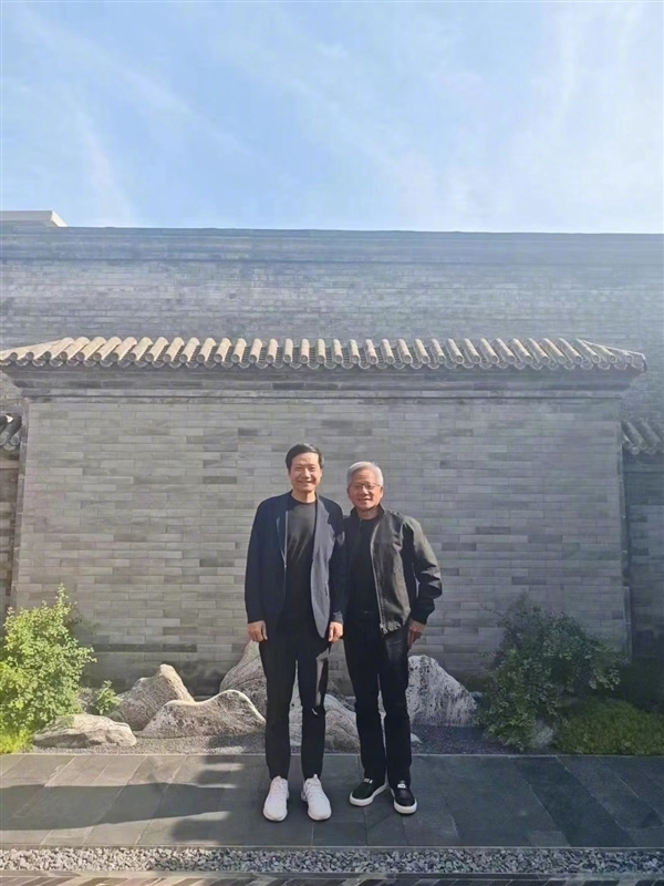 黄仁勋称中美AI研究交流至关重要：点赞中国AI开源