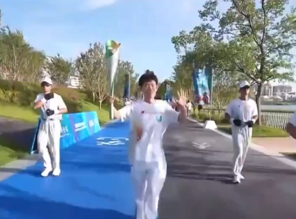 Ele.me Rider Carries Chengdu World Games Torch: Heroic Acts Recognized