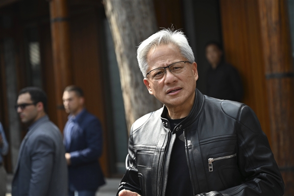当黄仁勋换上唐装