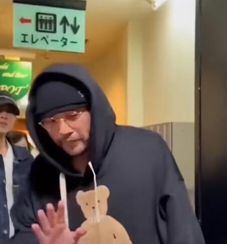 Jay Chou's blurry photo comment leads to social media buzz, with fans defending his candid response.