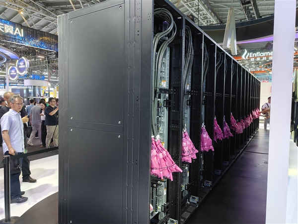 【配现场组图】华为昇腾384超节点正式亮相 强势碾压英伟达、AMD 一代
