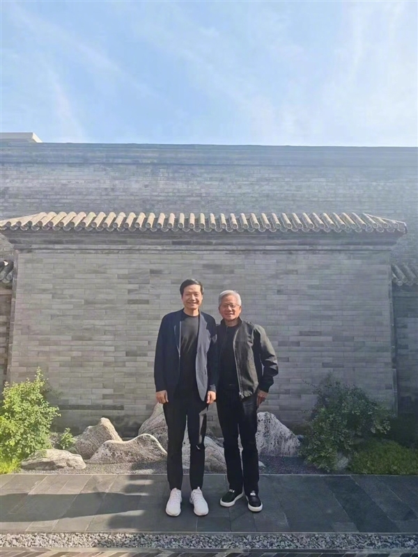 Huang Renxun Lei Jun Photo: Two CEOs side by side, smiling