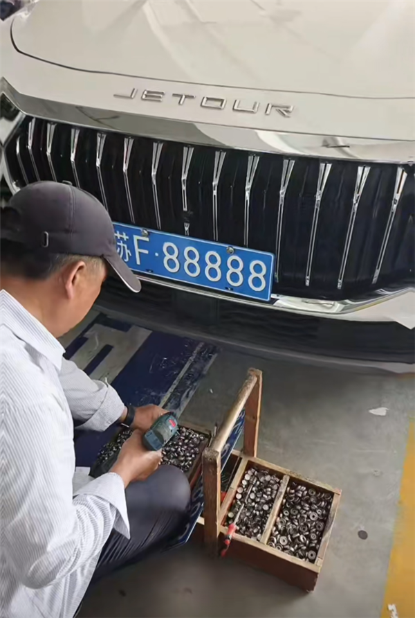 Woman Draws Coveted 'Five 8s' License Plate; Rumored Offers Reach $150,000, But She's Holding Firm