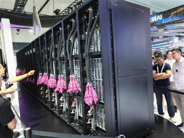 【配现场组图】华为昇腾384超节点正式亮相 强势碾压英伟达、AMD 一代