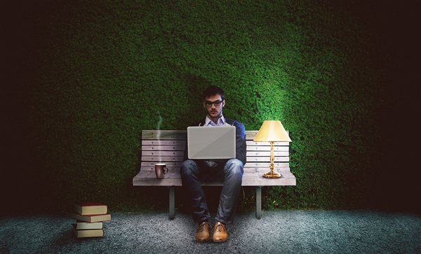 Tsinghua Professor Advises Young Job Seekers to Rethink Strategies: Embrace Both Delivery and Coding