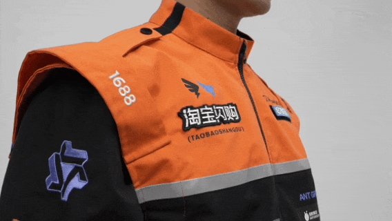 We got our hands on Taobao Flash Delivery's new uniform and discovered that looking good is the least important thing
