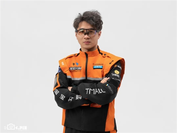 We got our hands on Taobao Flash Delivery's new uniform and discovered that looking good is the least important thing