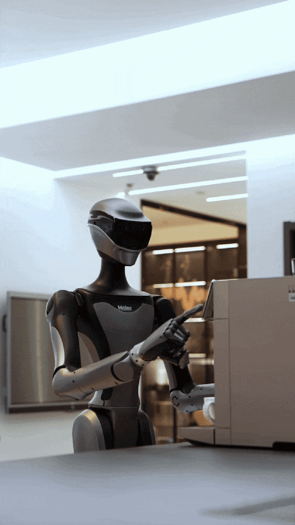 Haier and Xingdong Era Unveil 'Cyber Butler' Robot!