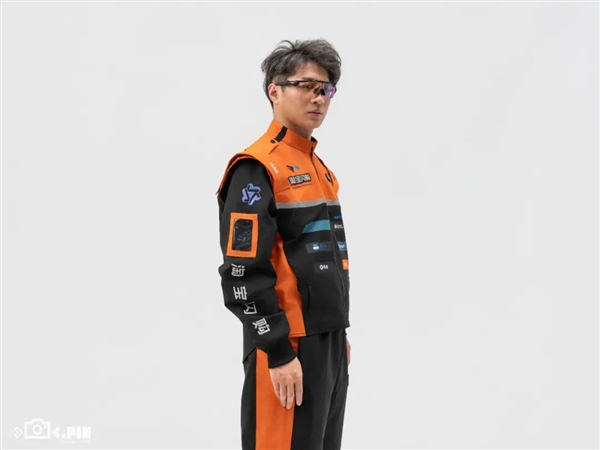 We got our hands on Taobao Flash Delivery's new uniform and discovered that looking good is the least important thing