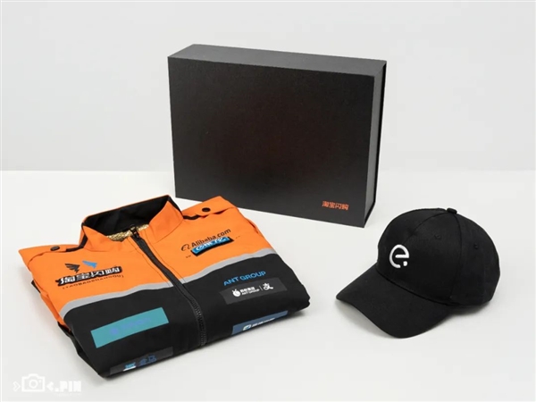 We got our hands on Taobao Flash Delivery's new uniform and discovered that looking good is the least important thing