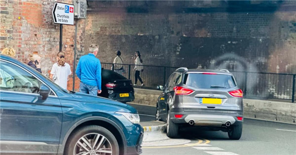汽车杀手！英国一处35cm高路牙子火了：是司机技术差还是设计缺陷