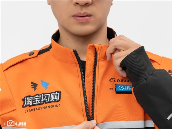 We got our hands on Taobao Flash Delivery's new uniform and discovered that looking good is the least important thing