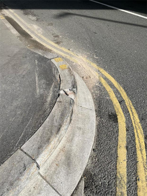 汽车杀手！英国一处35cm高路牙子火了：是司机技术差还是设计缺陷