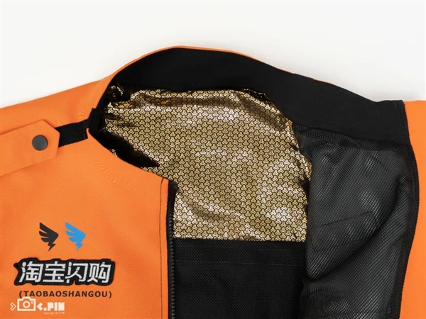 We got our hands on Taobao Flash Delivery's new uniform and discovered that looking good is the least important thing