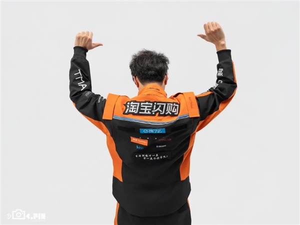 We got our hands on Taobao Flash Delivery's new uniform and discovered that looking good is the least important thing