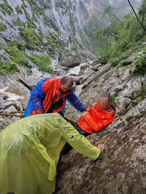 Qinling Lost Hiker Found After Two Weeks: Fell into ravine during climb