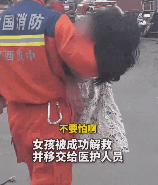 10岁小女孩快递站玩耍 手臂被卷入传送带 整个身体悬空