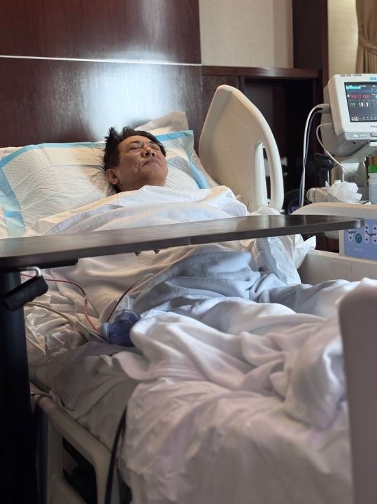 Jet Li shares photo from hospital bed
