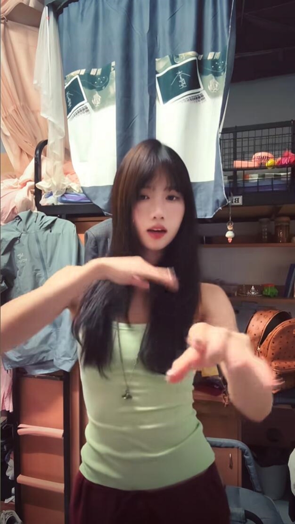 Tsinghua high jump champion Shao Yuqi goes viral for her good looks. Netizens: She's beautiful and athletic.