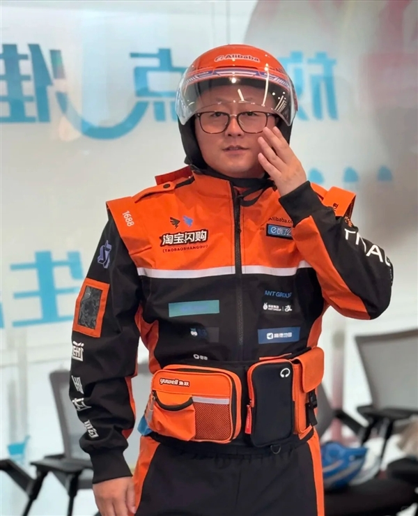 淘宝闪购骑手新工装神似赛车服！印满阿里系品牌Logo