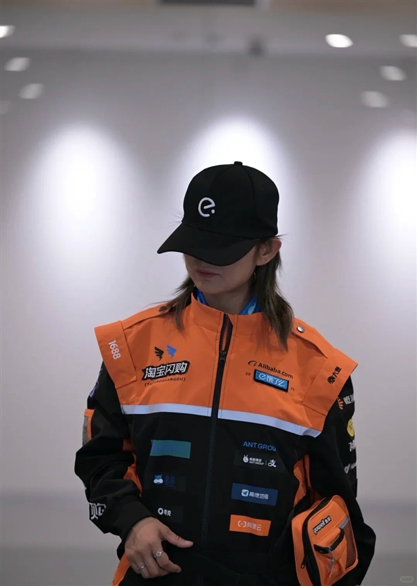 淘宝闪购骑手新工装神似赛车服！印满阿里系品牌Logo