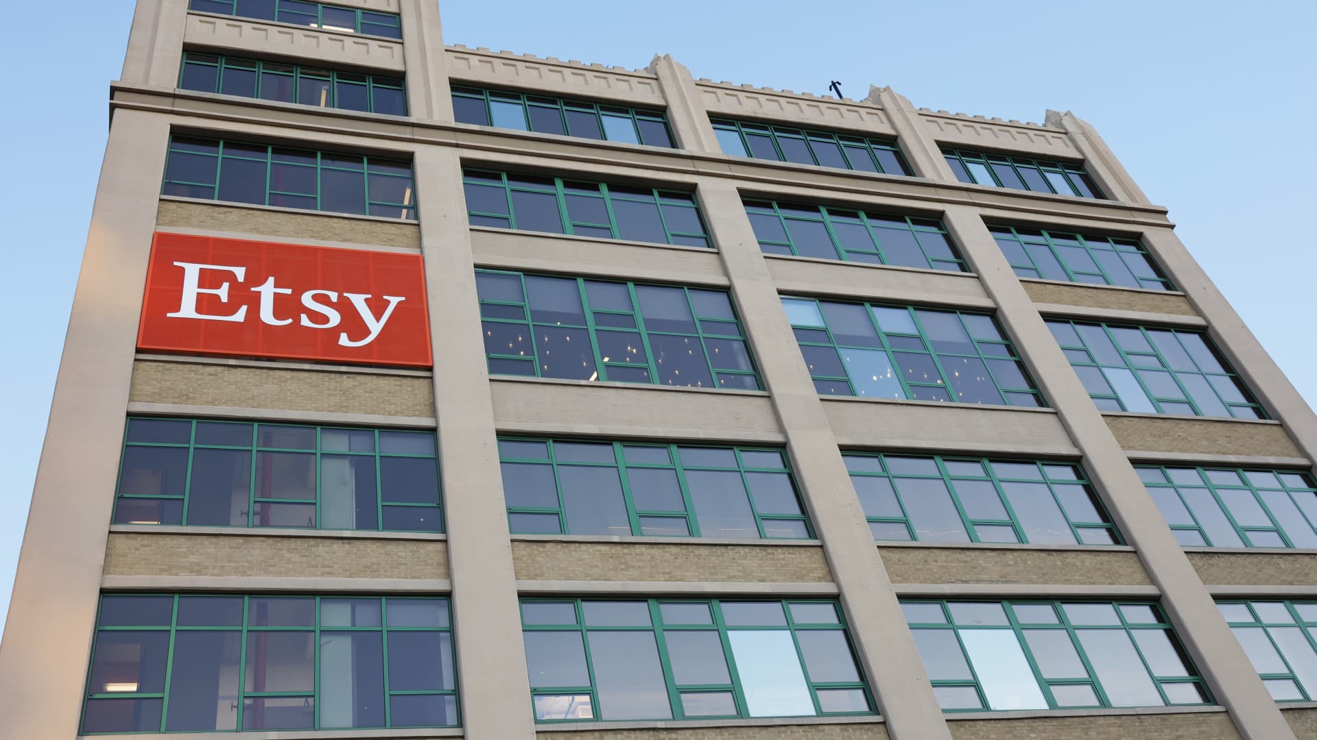 Etsy Stock Plunges Amid Mixed Earnings and CEO Transition