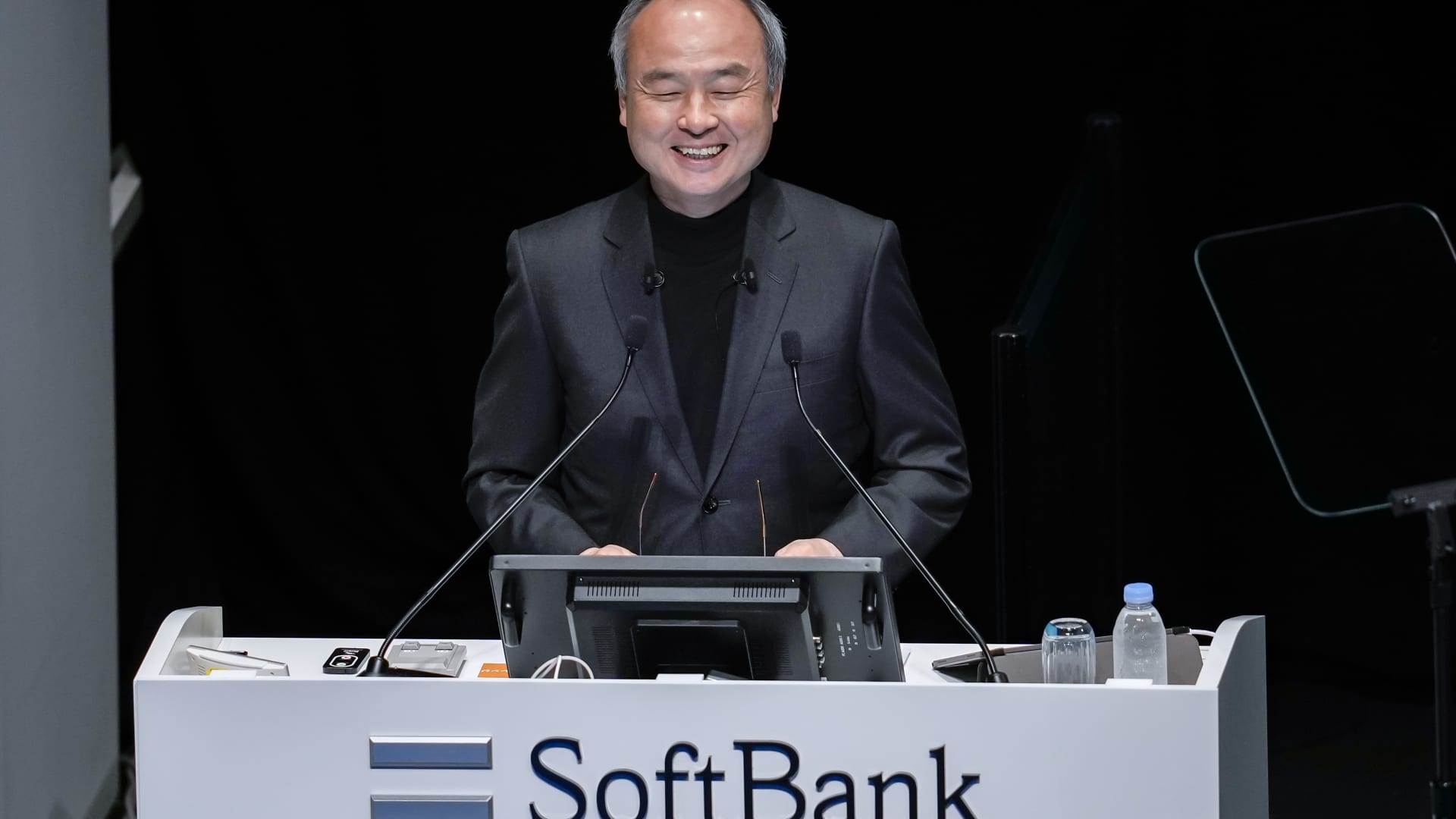 SoftBank Eyes ABB Robotics Unit for .4B, Boosting AI Strategy