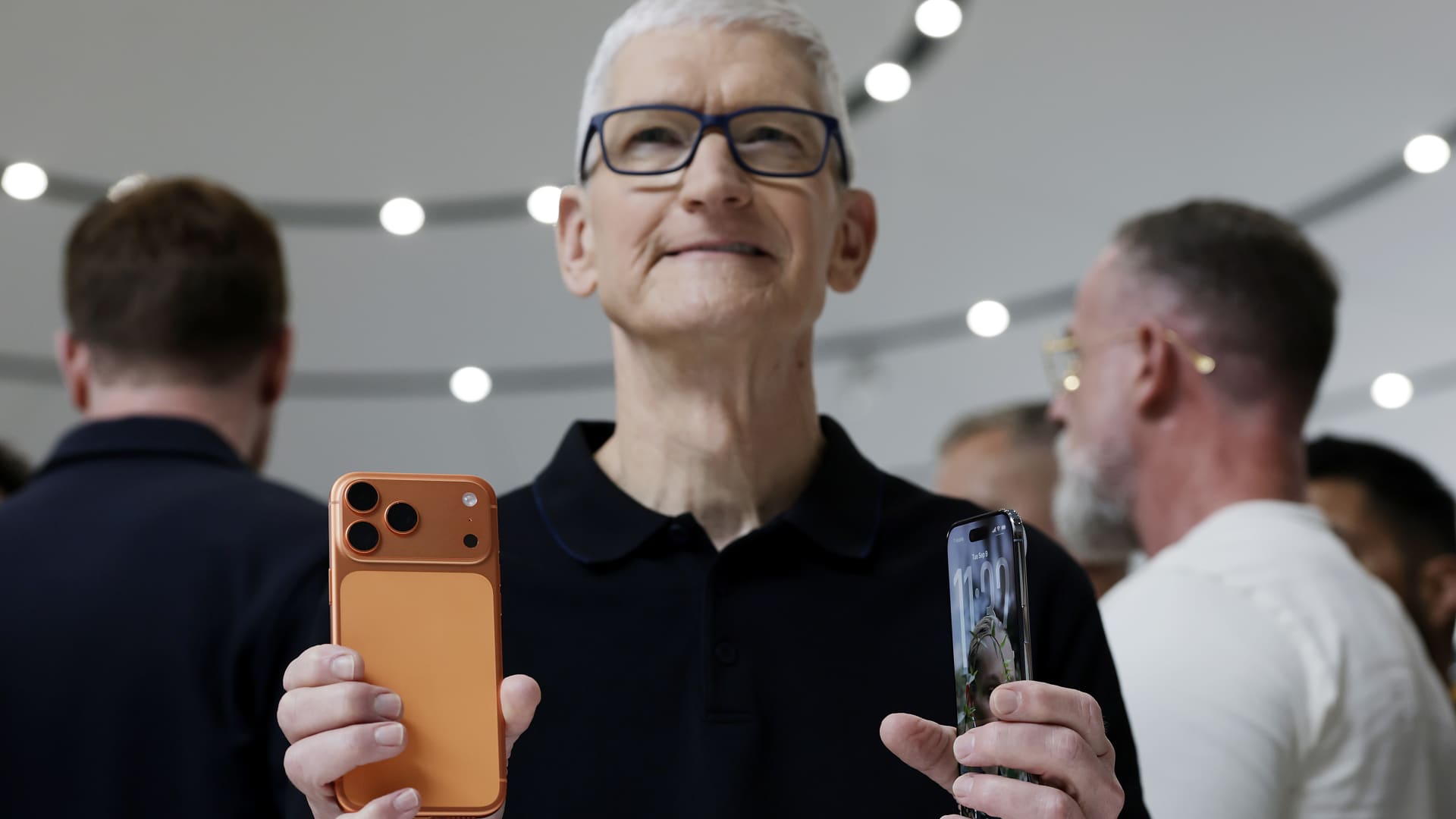 More People Want the New iPhone, Boosting Apple Stock