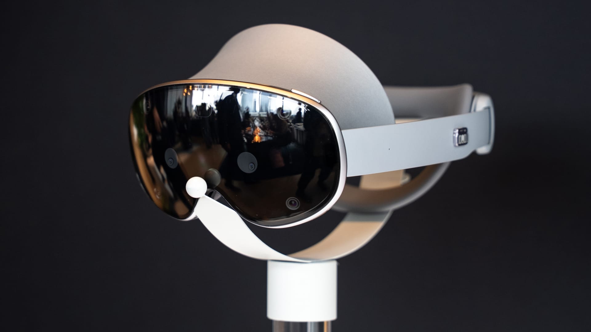 Samsung and Google Vie to Outshine Apple with AI Headset.