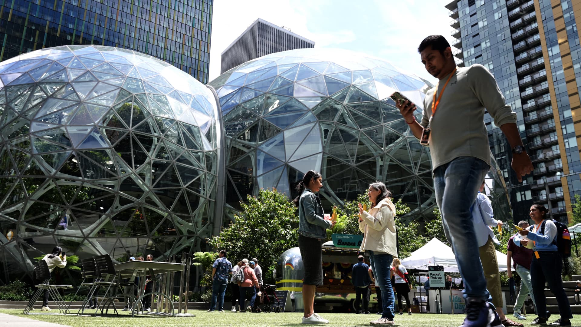 Amazon to Cut Around 14,000 Corporate Jobs