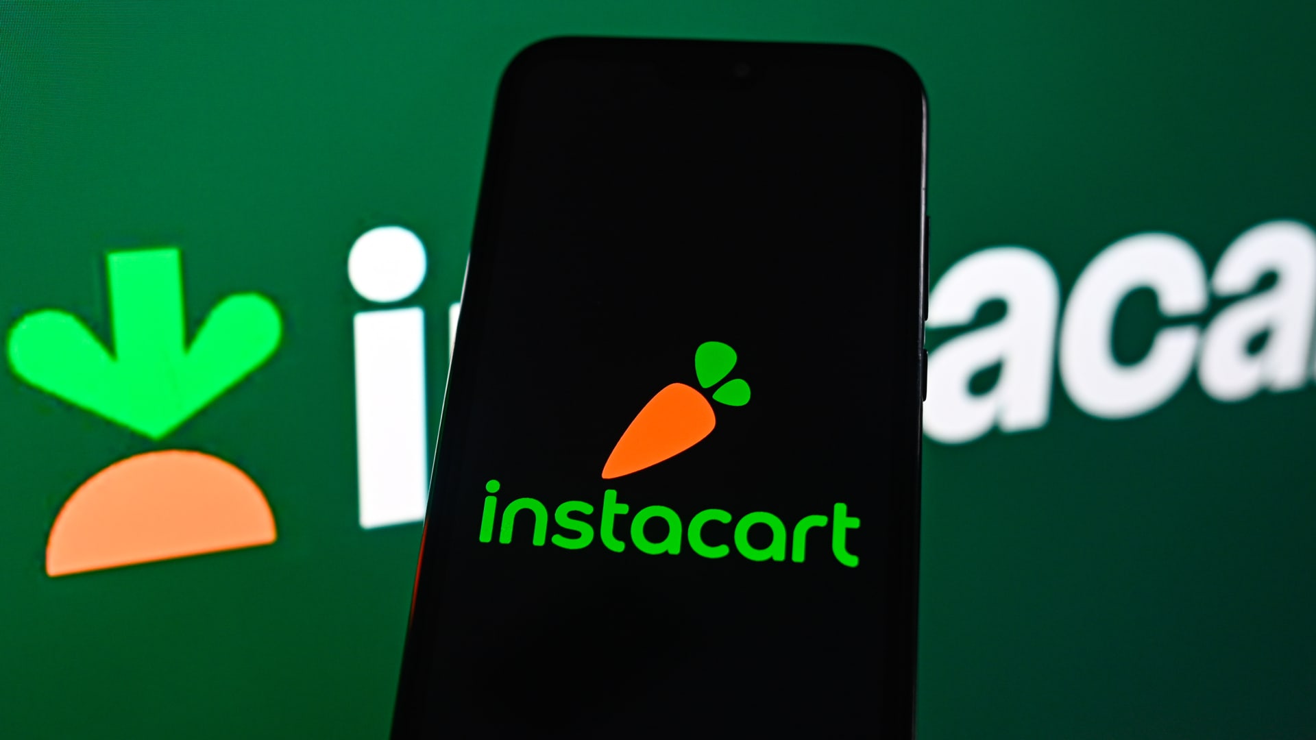 Instacart Unveils AI Grocery Tools; Sprouts to Pilot Cart Assistant