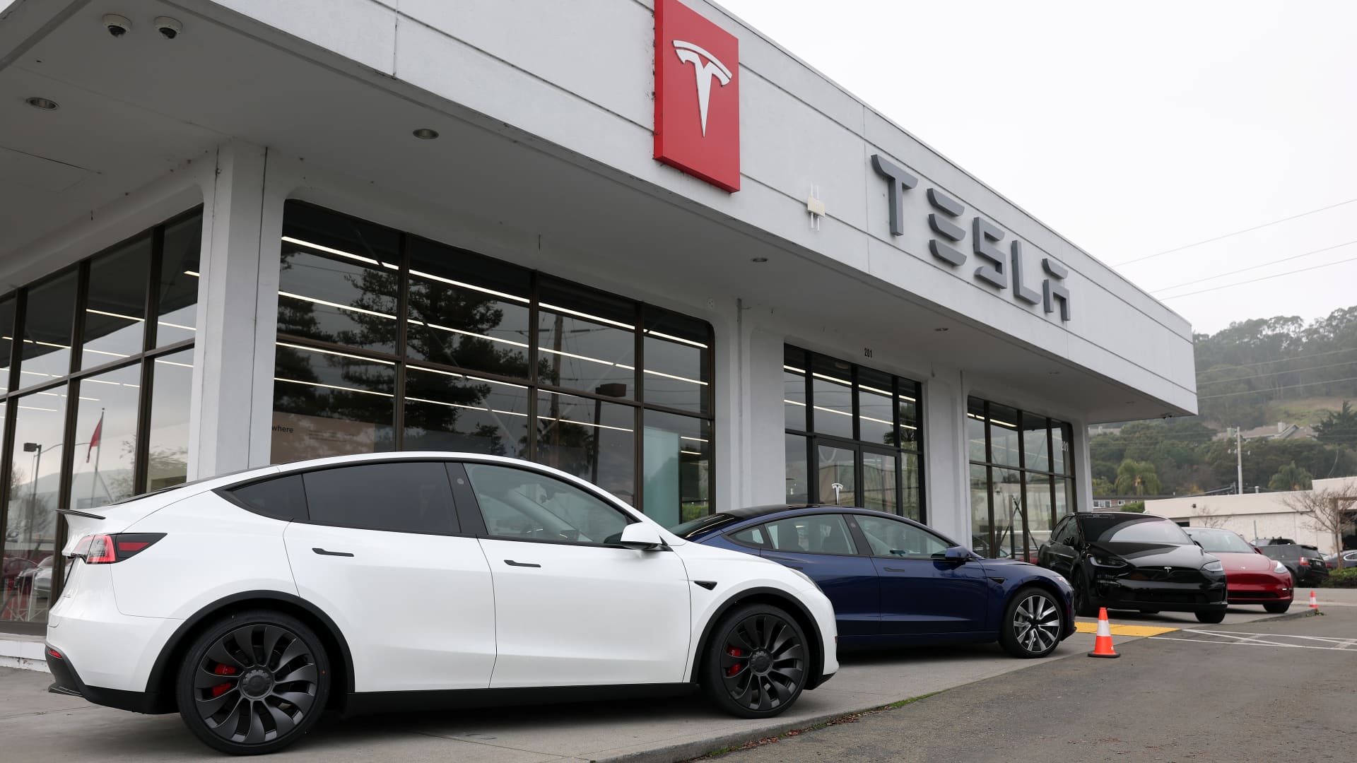 Tesla Faces Broadening Federal Investigation Over Door Handle Safety Concerns