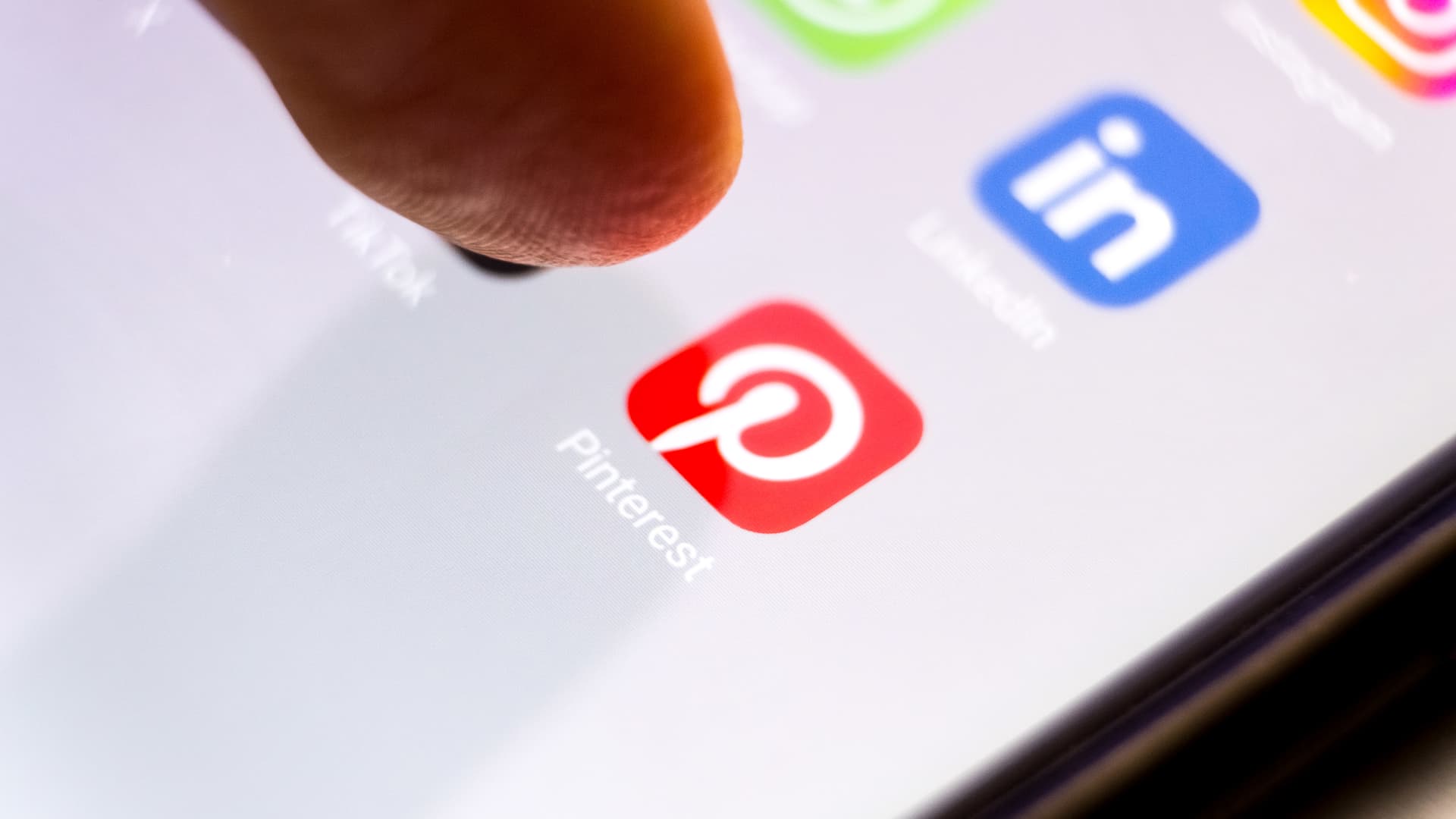 Pinterest Shares Plunge 20% After Earnings Miss and Disappointing Guidance