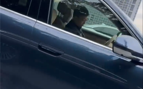 Huawei Executive Richard Yu Mistaken for Asleep at Wheel by Passerby, Instantly Responds with Window Roll-Down