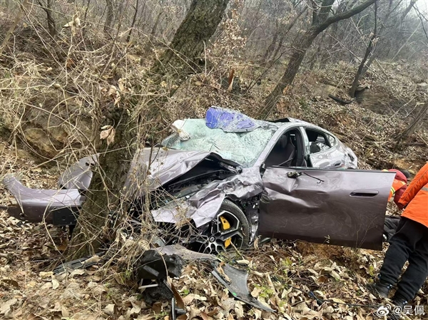 Xiaomi SU7 wreckage aftermath with preserved cabin structure