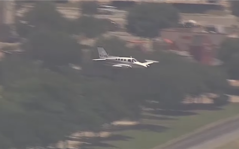 Textbook Belly Landing: Cessna 401 Pilot Safely Lands Amid Landing Gear Failure