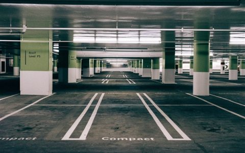 Chengdu's New Rule: All Roadside Parking Free? Netizens Envious, Official Statement Addresses Rumors