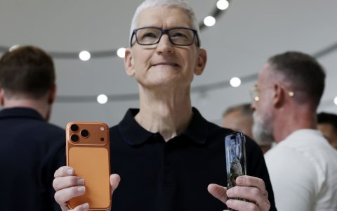 More People Want the New iPhone, Boosting Apple Stock